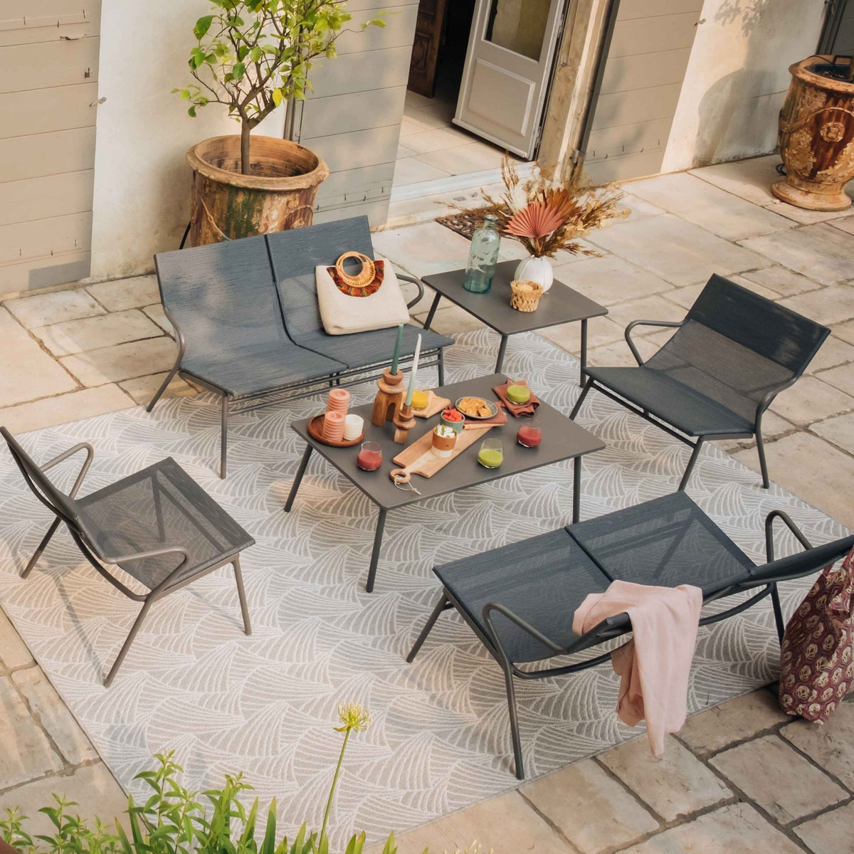 LOW SQUARE OUTDOOR TABLE